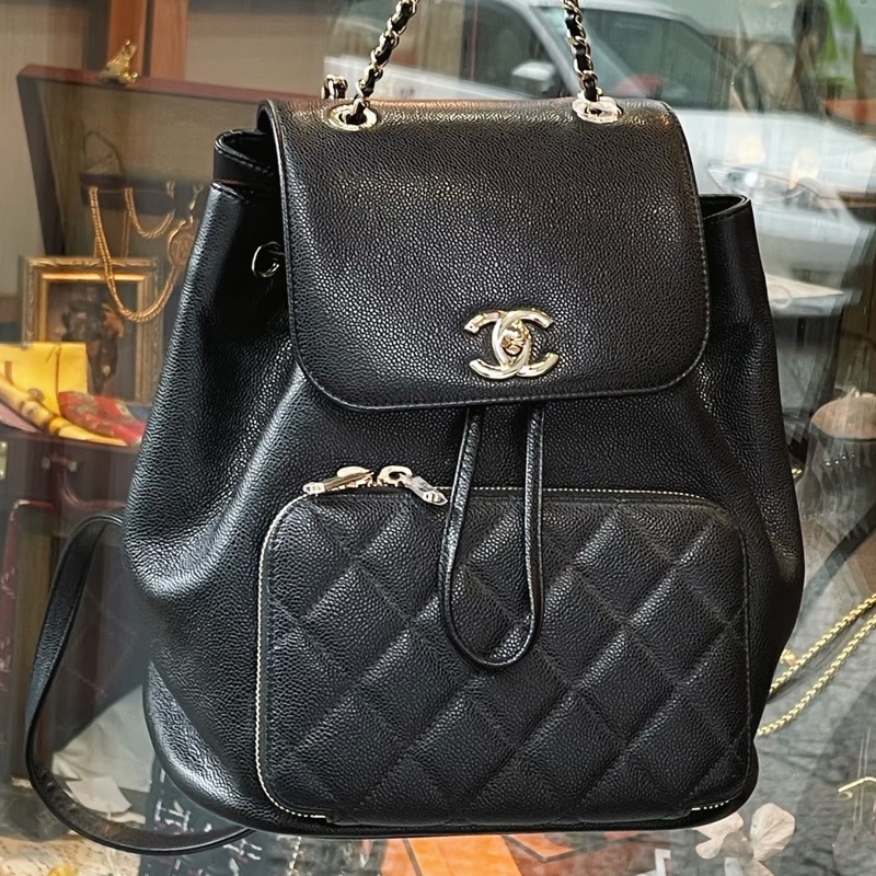 斷貨王🔥99新限量釋出😍Chanel黑金Affinity抽繩荔枝牛皮菱格紋後背雙肩包-5