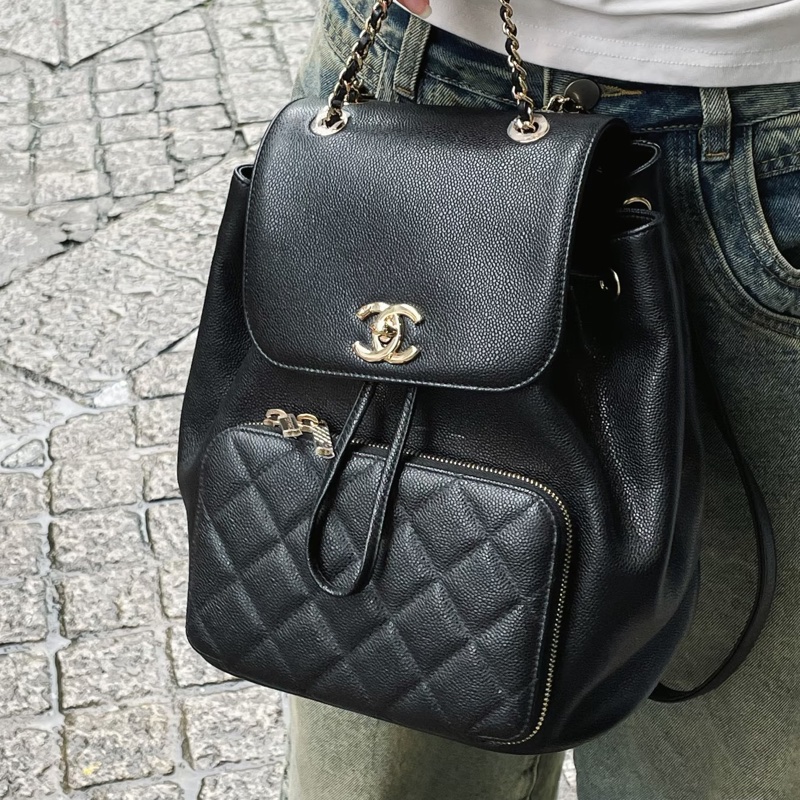 斷貨王🔥99新限量釋出😍Chanel黑金Affinity抽繩荔枝牛皮菱格紋後背雙肩包-6