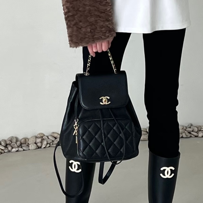 斷貨王🔥99新限量釋出😍Chanel黑金Affinity抽繩荔枝牛皮菱格紋後背雙肩包-8