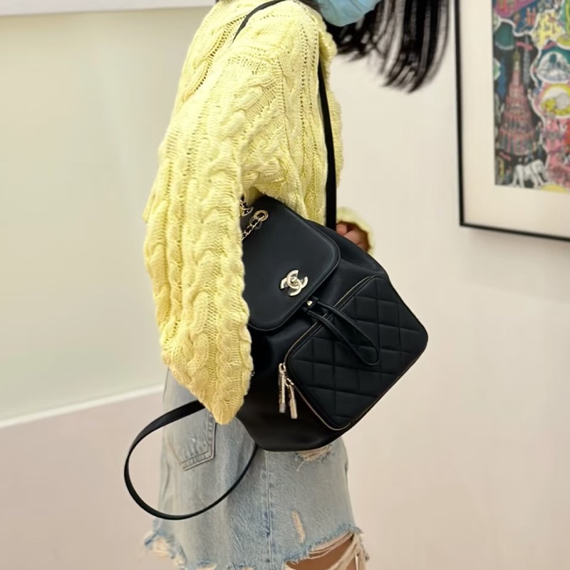 斷貨王🔥99新限量釋出😍Chanel黑金Affinity抽繩荔枝牛皮菱格紋後背雙肩包-9