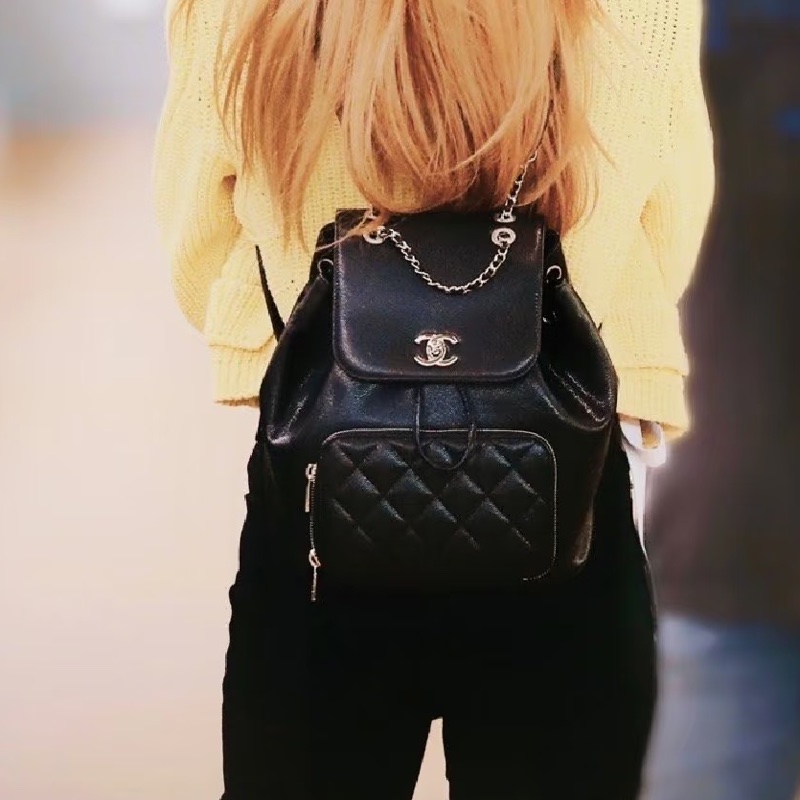 斷貨王🔥99新限量釋出😍Chanel黑金Affinity抽繩荔枝牛皮菱格紋後背雙肩包-10