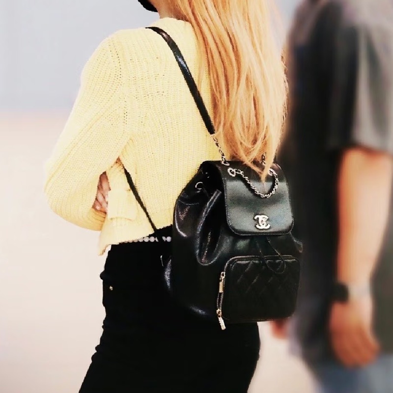 斷貨王🔥99新限量釋出😍Chanel黑金Affinity抽繩荔枝牛皮菱格紋後背雙肩包-11