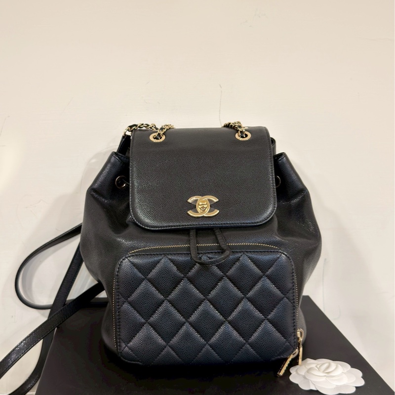 斷貨王🔥99新限量釋出😍Chanel黑金Affinity抽繩荔枝牛皮菱格紋後背雙肩包-13