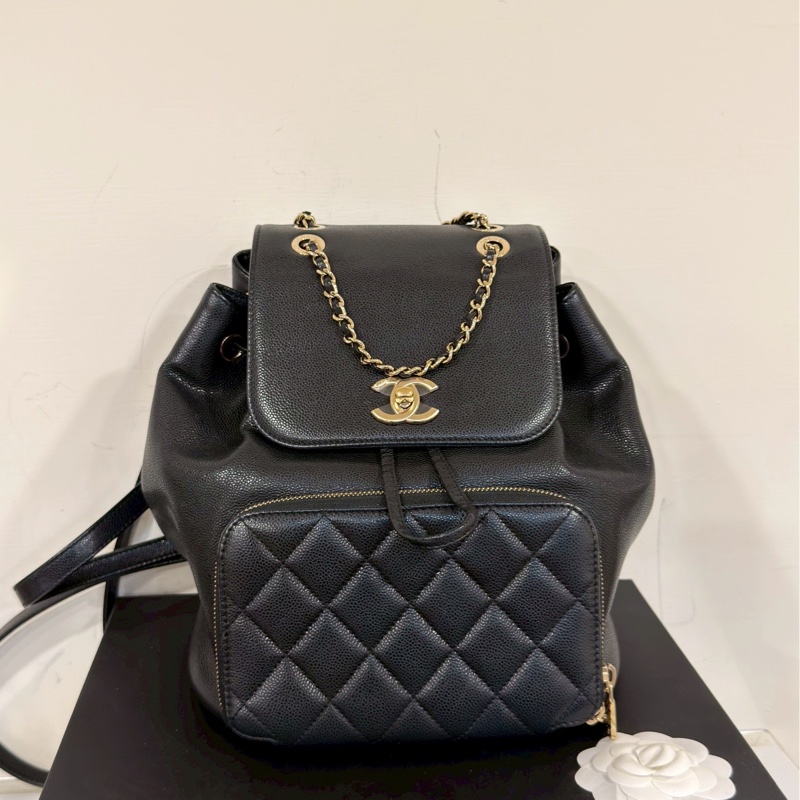 斷貨王🔥99新限量釋出😍Chanel黑金Affinity抽繩荔枝牛皮菱格紋後背雙肩包-14