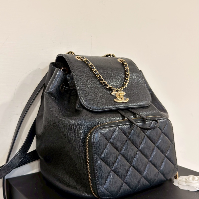 斷貨王🔥99新限量釋出😍Chanel黑金Affinity抽繩荔枝牛皮菱格紋後背雙肩包-16