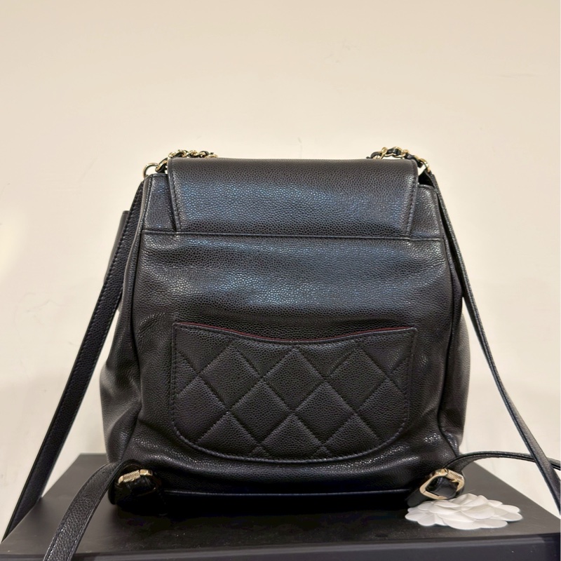 斷貨王🔥99新限量釋出😍Chanel黑金Affinity抽繩荔枝牛皮菱格紋後背雙肩包-17