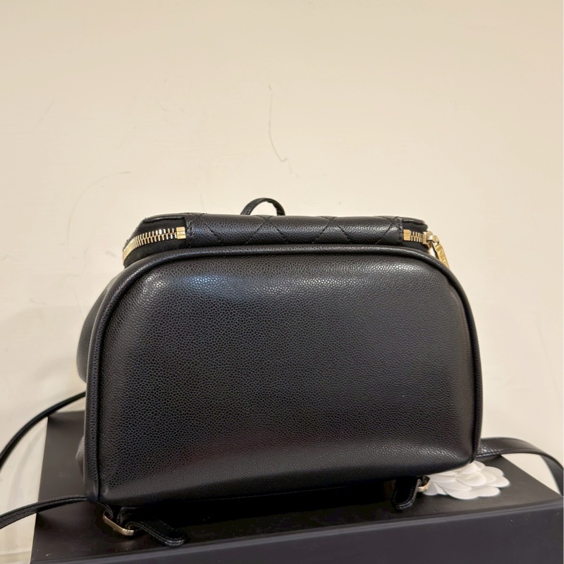 斷貨王🔥99新限量釋出😍Chanel黑金Affinity抽繩荔枝牛皮菱格紋後背雙肩包-18