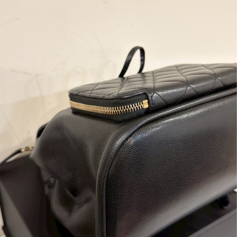 斷貨王🔥99新限量釋出😍Chanel黑金Affinity抽繩荔枝牛皮菱格紋後背雙肩包-19