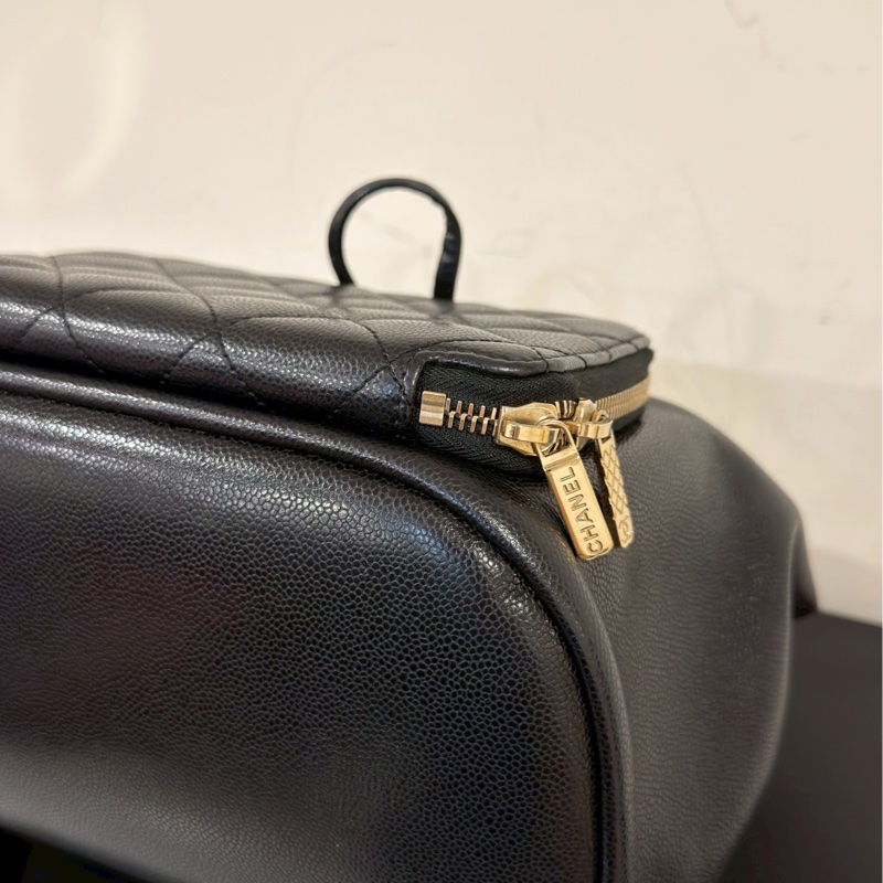 斷貨王🔥99新限量釋出😍Chanel黑金Affinity抽繩荔枝牛皮菱格紋後背雙肩包-20