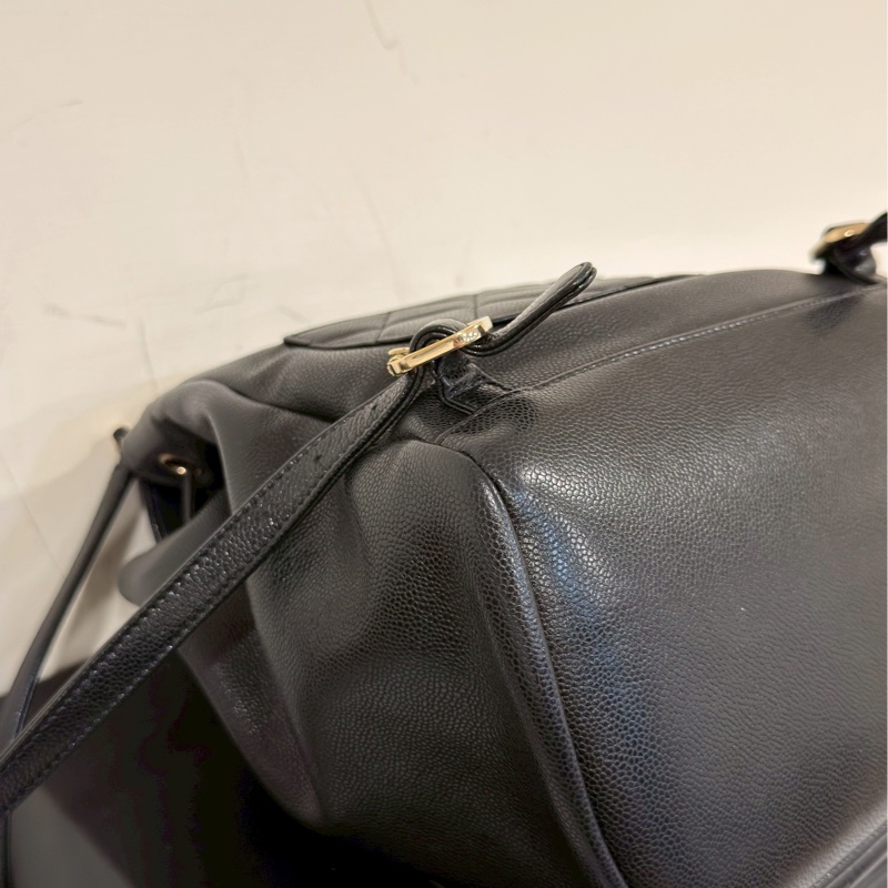 斷貨王🔥99新限量釋出😍Chanel黑金Affinity抽繩荔枝牛皮菱格紋後背雙肩包-21