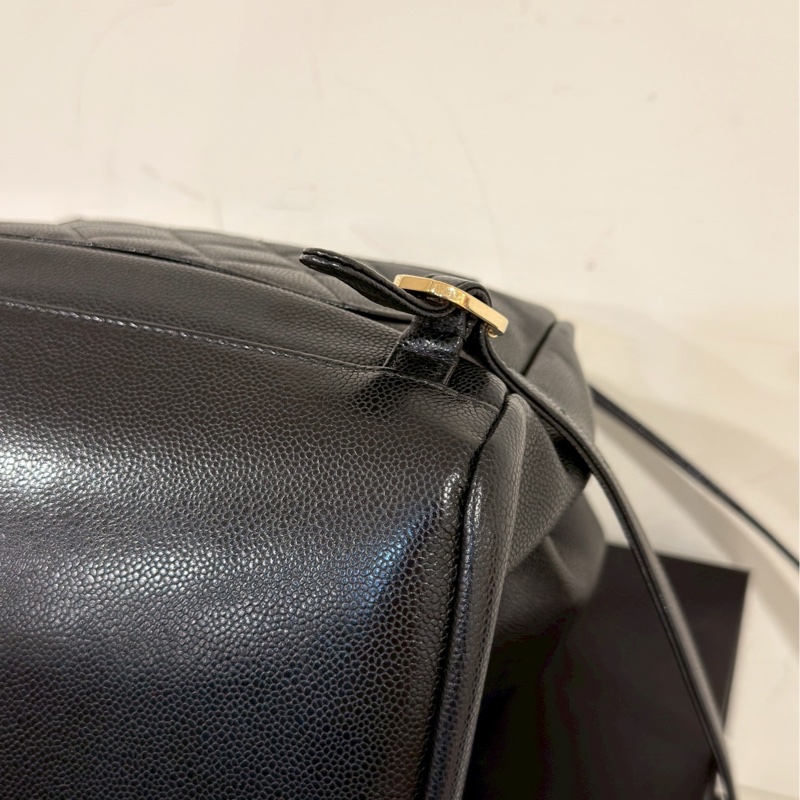 斷貨王🔥99新限量釋出😍Chanel黑金Affinity抽繩荔枝牛皮菱格紋後背雙肩包-22