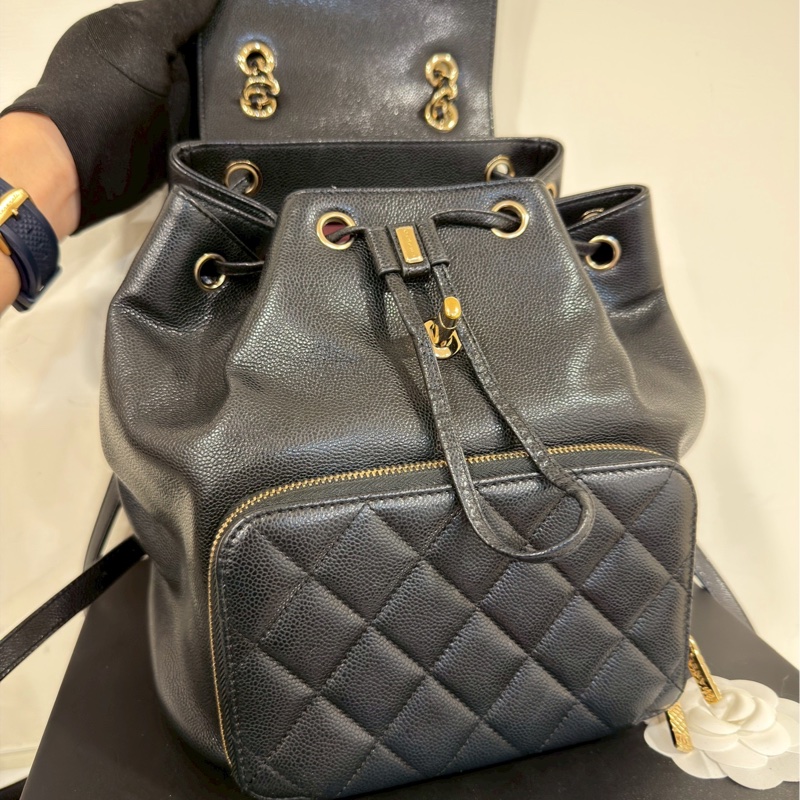 斷貨王🔥99新限量釋出😍Chanel黑金Affinity抽繩荔枝牛皮菱格紋後背雙肩包-23