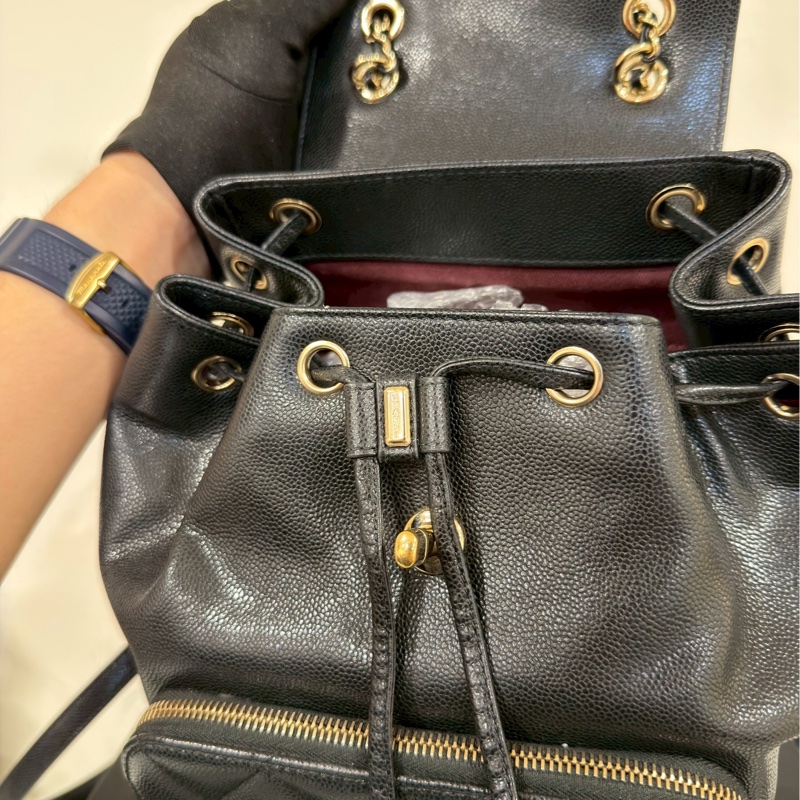 斷貨王🔥99新限量釋出😍Chanel黑金Affinity抽繩荔枝牛皮菱格紋後背雙肩包-25