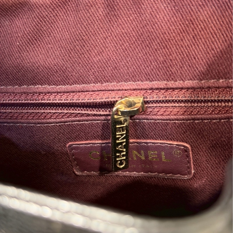 斷貨王🔥99新限量釋出😍Chanel黑金Affinity抽繩荔枝牛皮菱格紋後背雙肩包-27