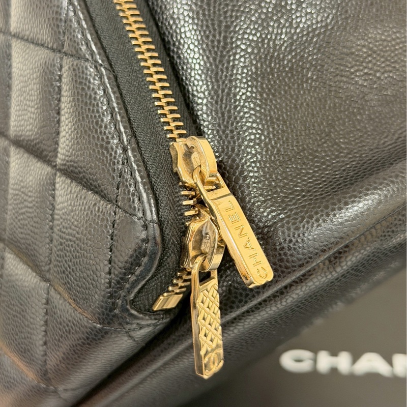 斷貨王🔥99新限量釋出😍Chanel黑金Affinity抽繩荔枝牛皮菱格紋後背雙肩包-28