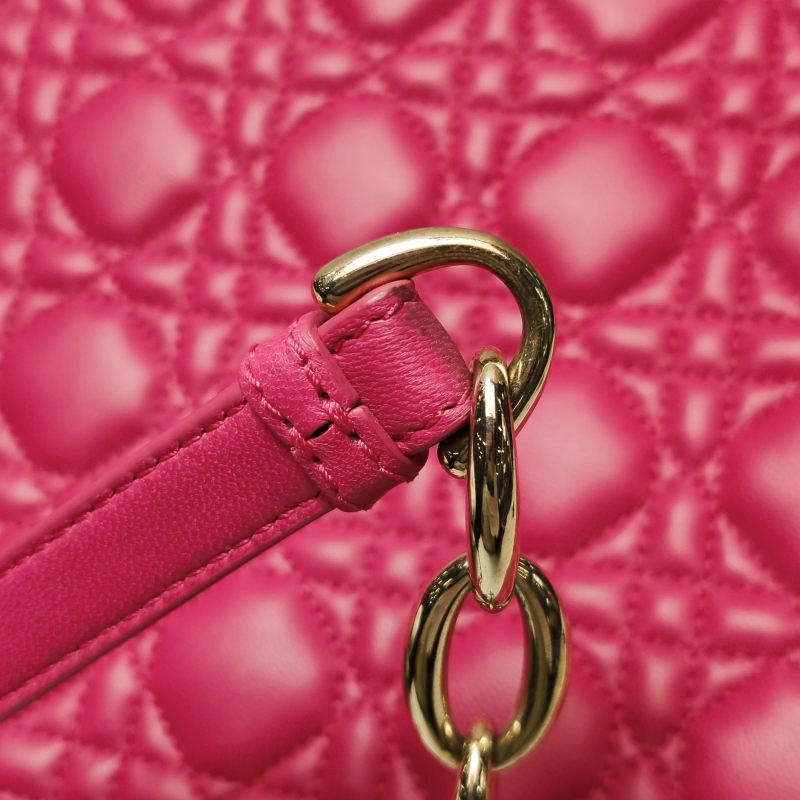 Dior Soft羊皮純色絎縫字母吊飾單肩包-9