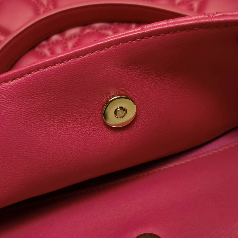 Dior Soft羊皮純色絎縫字母吊飾單肩包-10