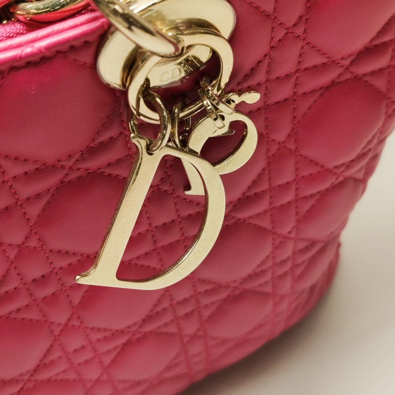 Dior Soft羊皮純色絎縫字母吊飾單肩包-11