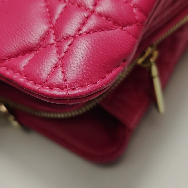 Dior Soft羊皮純色絎縫字母吊飾單肩包-13