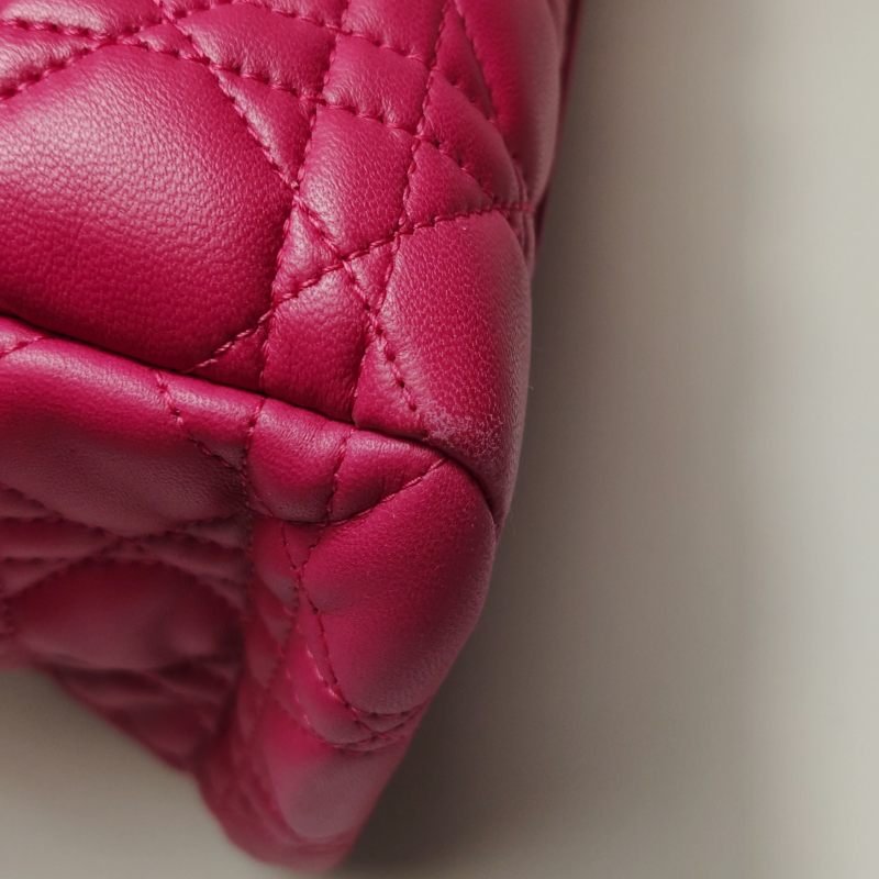 Dior Soft羊皮純色絎縫字母吊飾單肩包-14