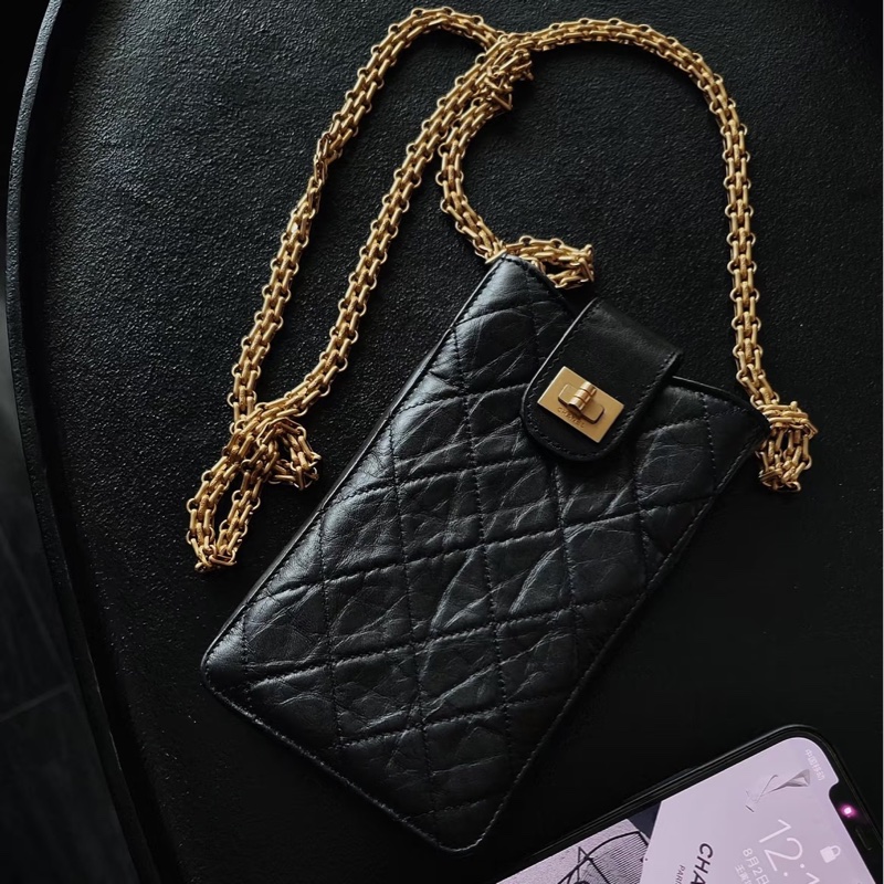 🈶購證99新🆕解放雙手😍Chanel黑金leboy菱格紋手機包斜背包-0