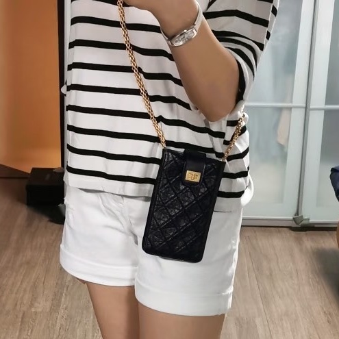🈶購證99新🆕解放雙手😍Chanel黑金leboy菱格紋手機包斜背包-1