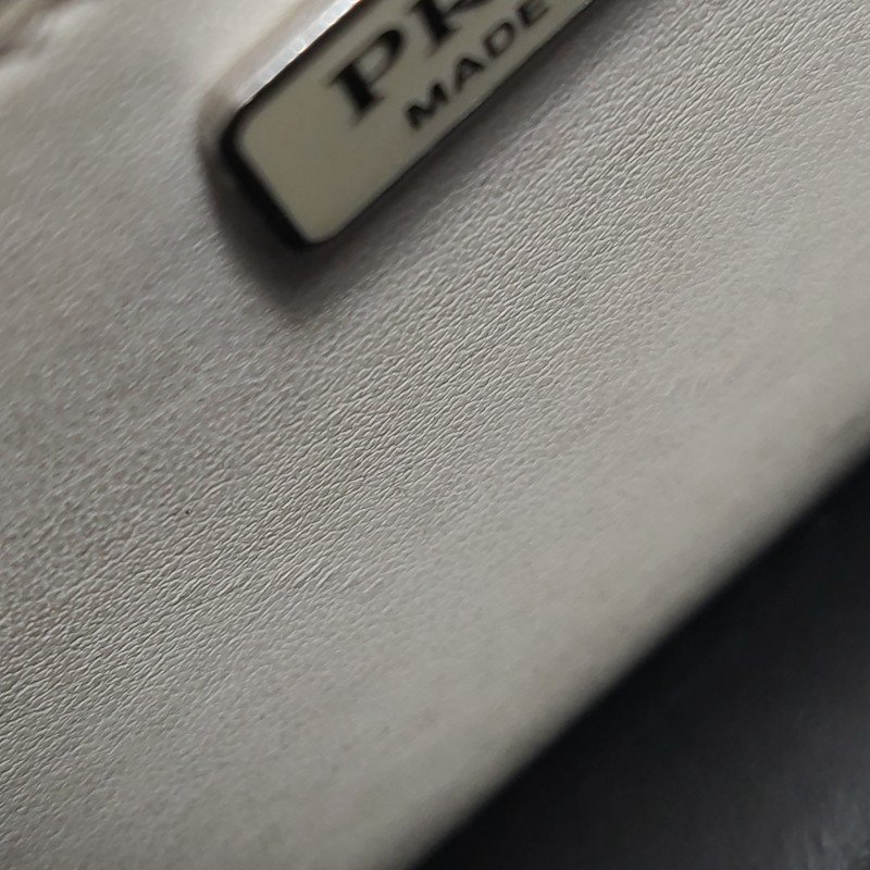 Prada Spazzolato牛皮純色三角徽標斜挎包單肩包-9