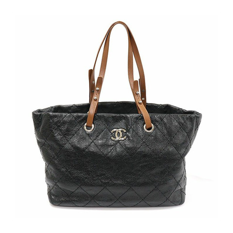 CHANEL A48019 黑色亮面軟牛皮 CC 標誌絎縫 On The Road 購物單肩包（15 系列）