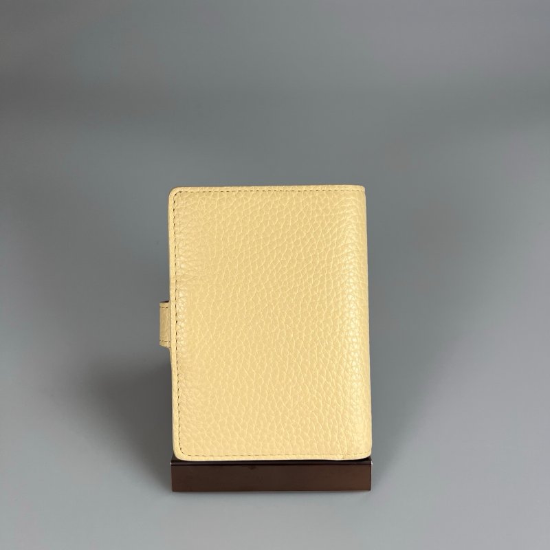 LV M11975/晶片款 日本限定淡黃色Capucines對開短夾-1