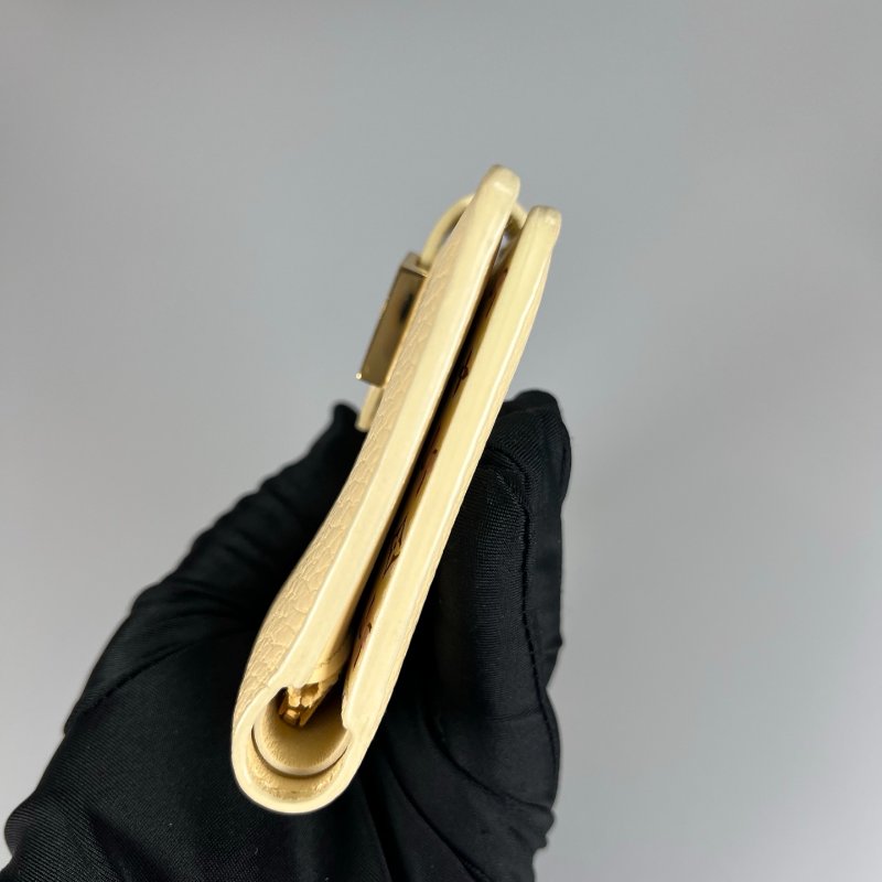 LV M11975/晶片款 日本限定淡黃色Capucines對開短夾-3