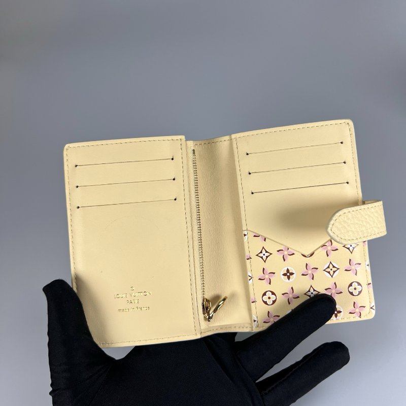 LV M11975/晶片款 日本限定淡黃色Capucines對開短夾-4