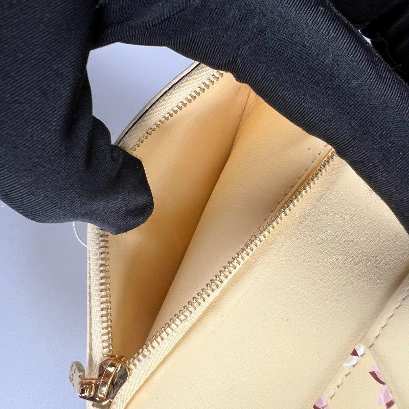 LV M11975/晶片款 日本限定淡黃色Capucines對開短夾-6