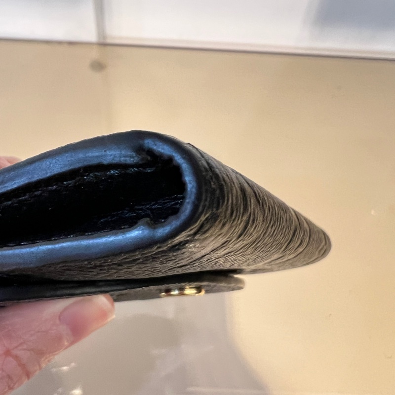 LV黑牛皮壓紋Rosalie金釦下蓋2卡零錢包-7