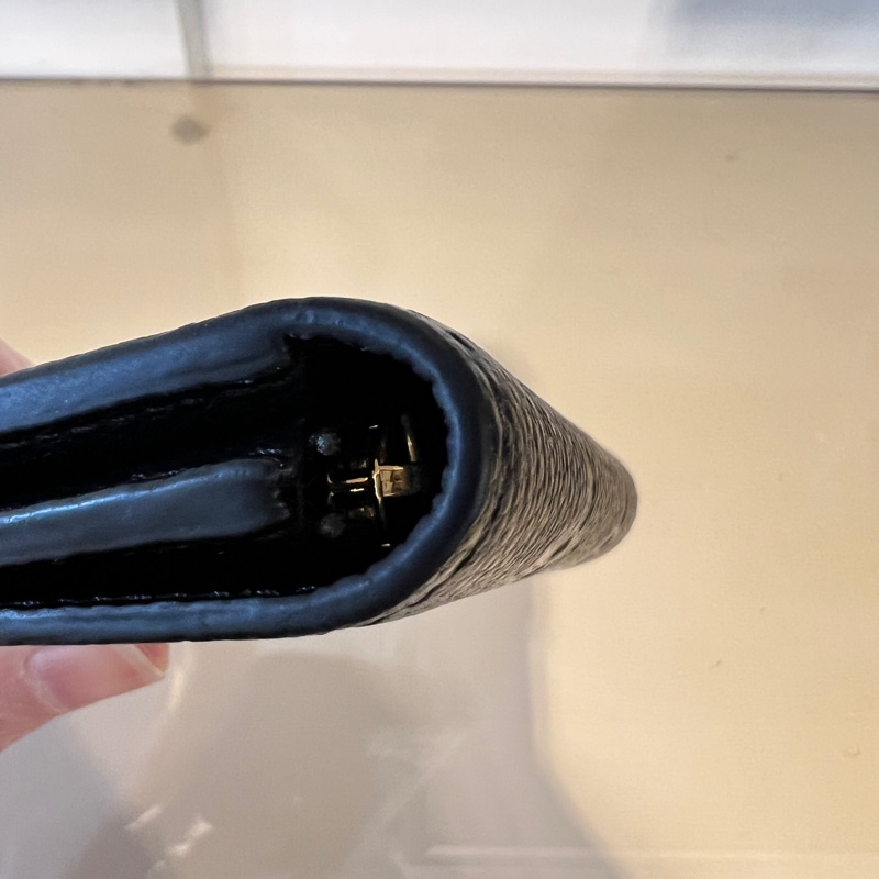 LV黑牛皮壓紋Rosalie金釦下蓋2卡零錢包-9