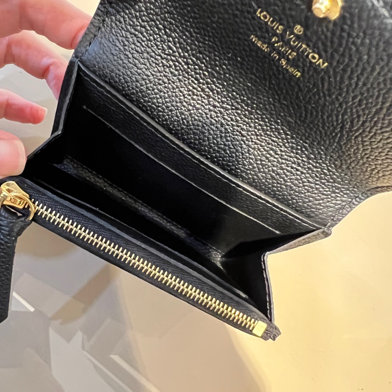 LV黑牛皮壓紋Rosalie金釦下蓋2卡零錢包-10