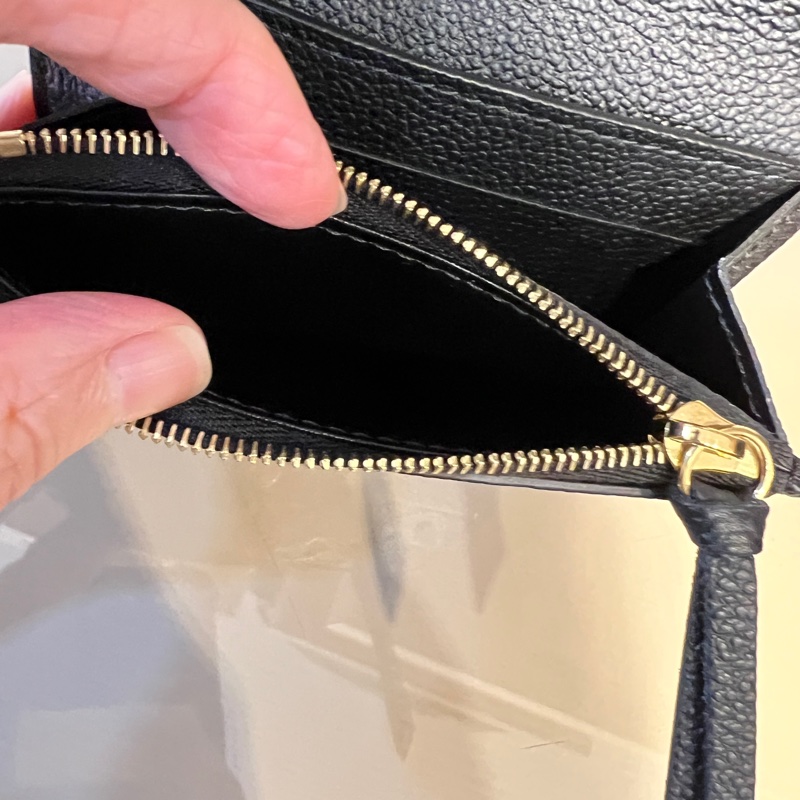 LV黑牛皮壓紋Rosalie金釦下蓋2卡零錢包-11