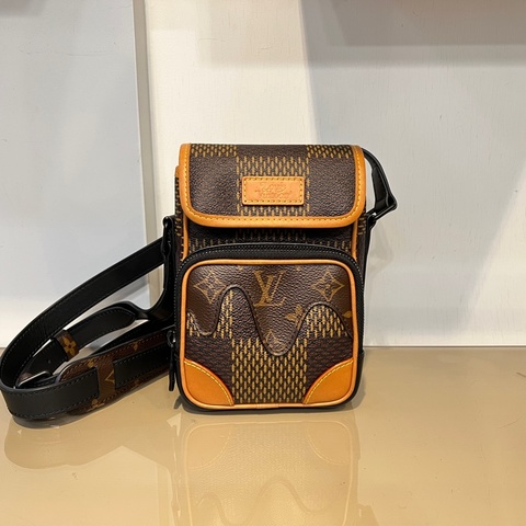 LV原花Nigo聯名黑釦前ㄇ拉口袋下蓋限量肩斜背包