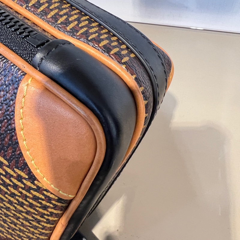 LV原花Nigo聯名黑釦前ㄇ拉口袋下蓋限量肩斜背包-6