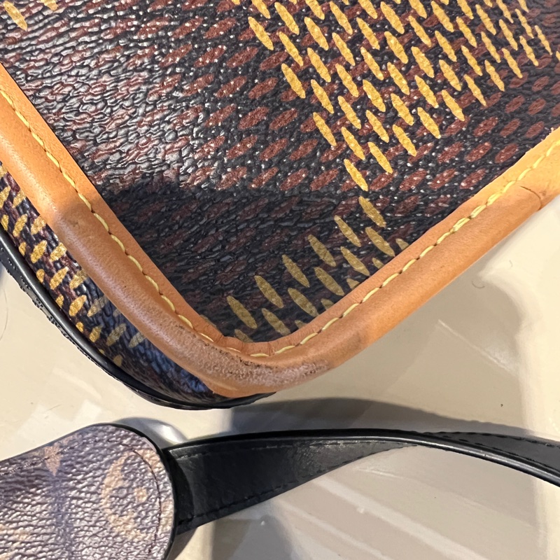 LV原花Nigo聯名黑釦前ㄇ拉口袋下蓋限量肩斜背包-7