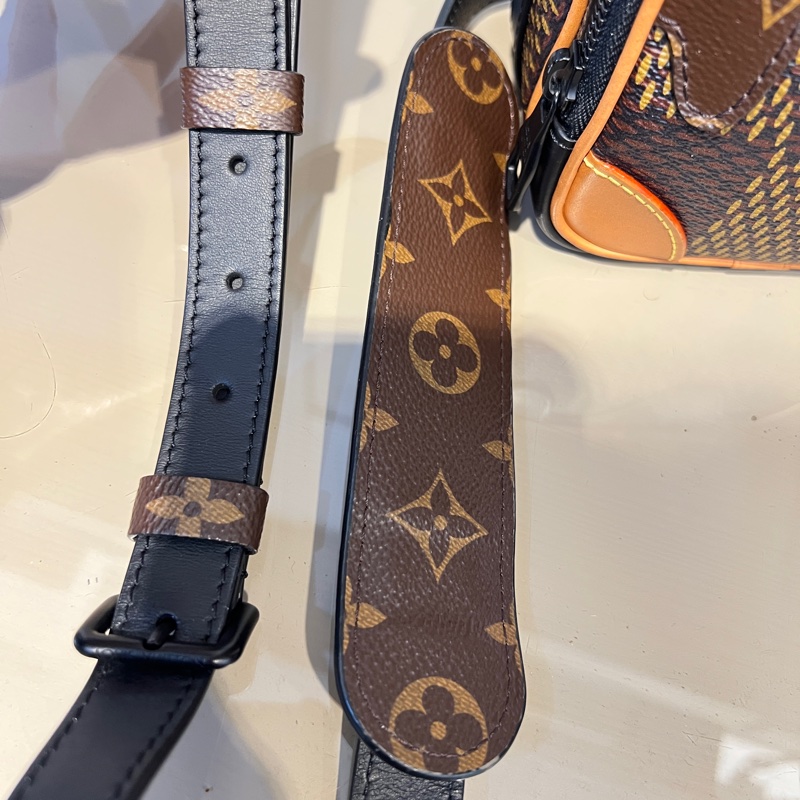 LV原花Nigo聯名黑釦前ㄇ拉口袋下蓋限量肩斜背包-12