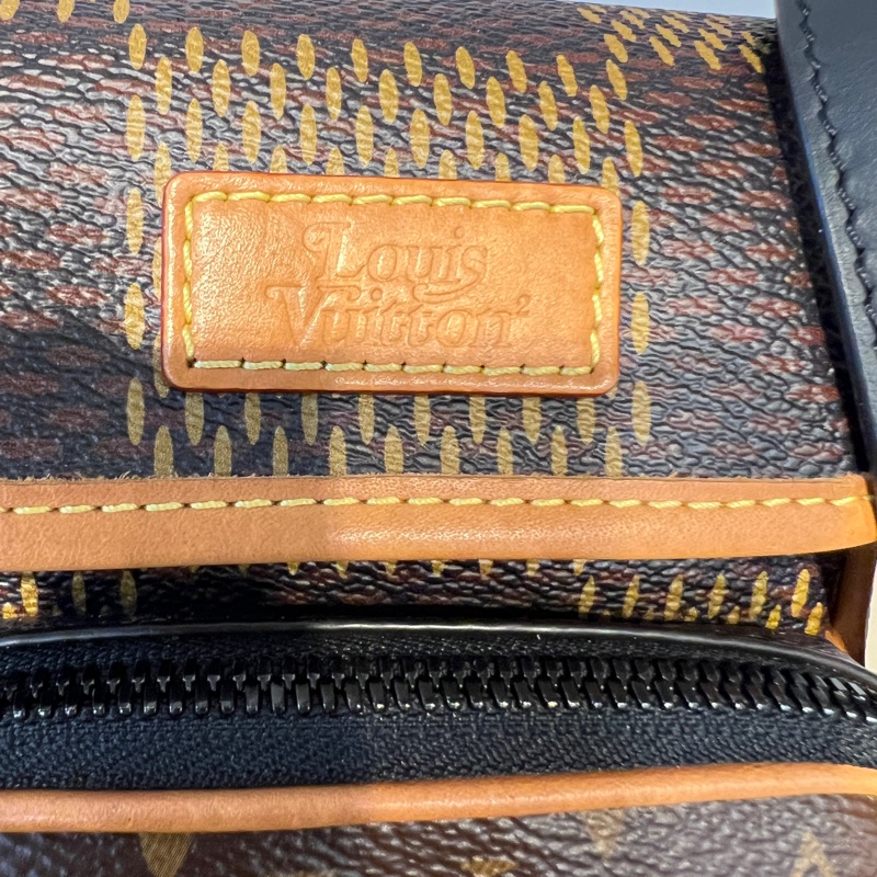 LV原花Nigo聯名黑釦前ㄇ拉口袋下蓋限量肩斜背包-14