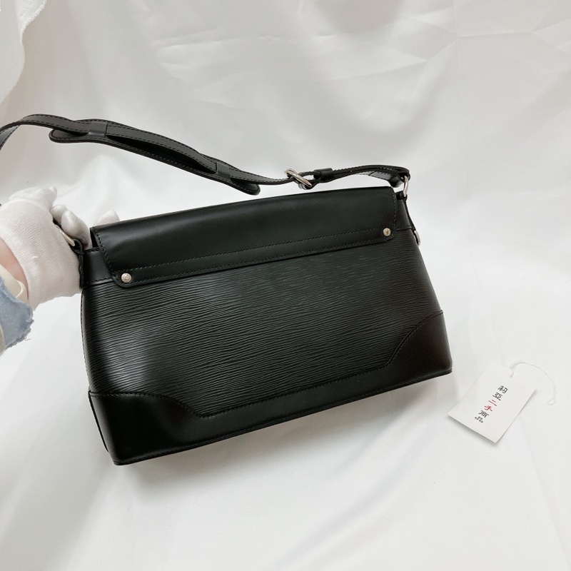 莉亞精品♡ LV 水波紋腋下包 黑 二手美品-4