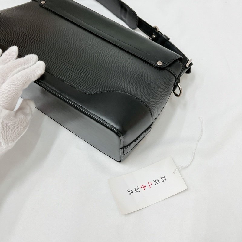 莉亞精品♡ LV 水波紋腋下包 黑 二手美品-11