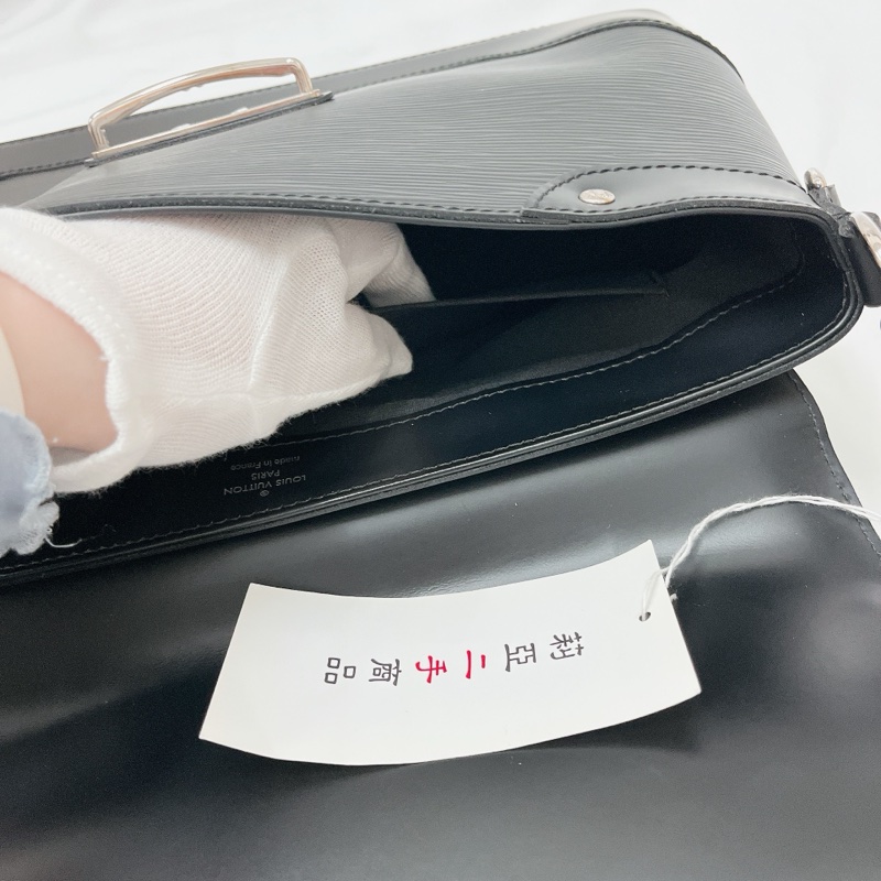 莉亞精品♡ LV 水波紋腋下包 黑 二手美品-15