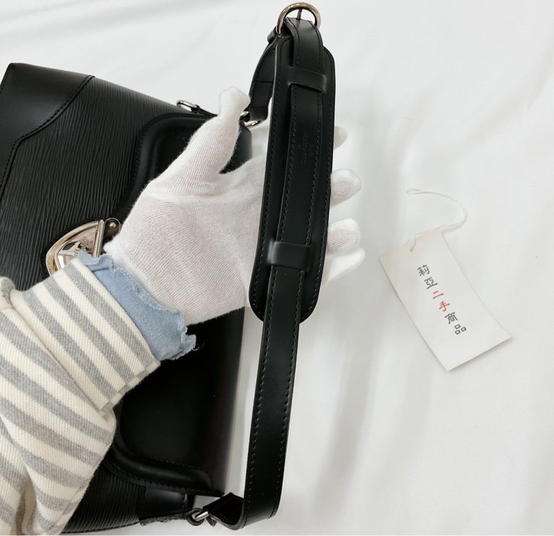 莉亞精品♡ LV 水波紋腋下包 黑 二手美品-17