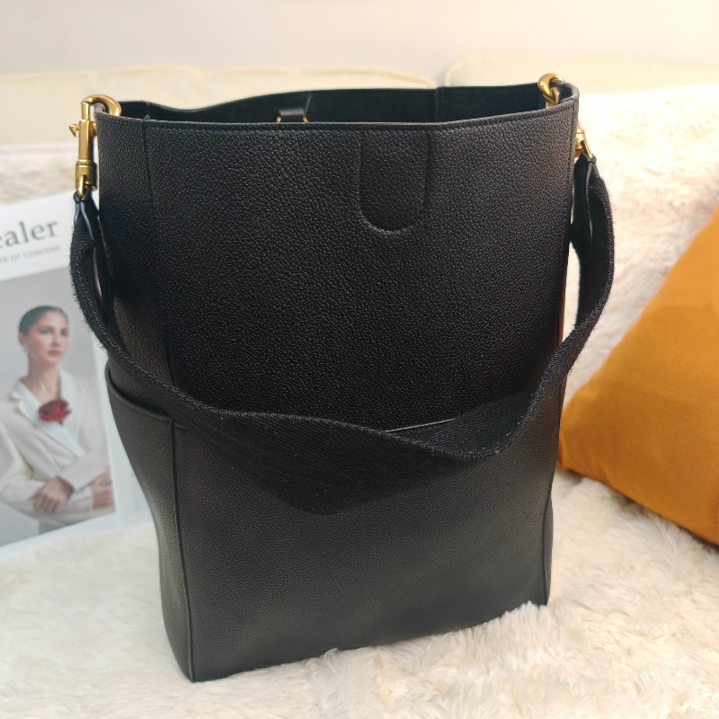 Celine Sangle 黑色荔枝牛皮 大號 水桶包-1