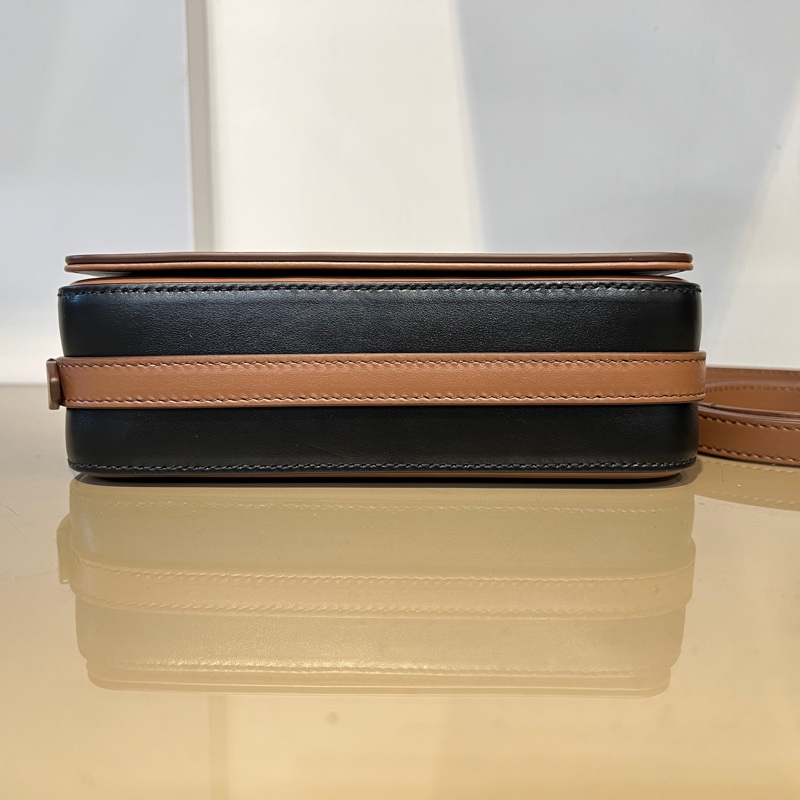 Burberry咖牛皮Grace金釦下蓋磁吸肩斜背包-2