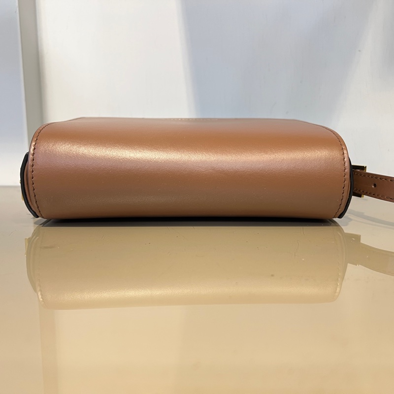 Burberry咖牛皮Grace金釦下蓋磁吸肩斜背包-4