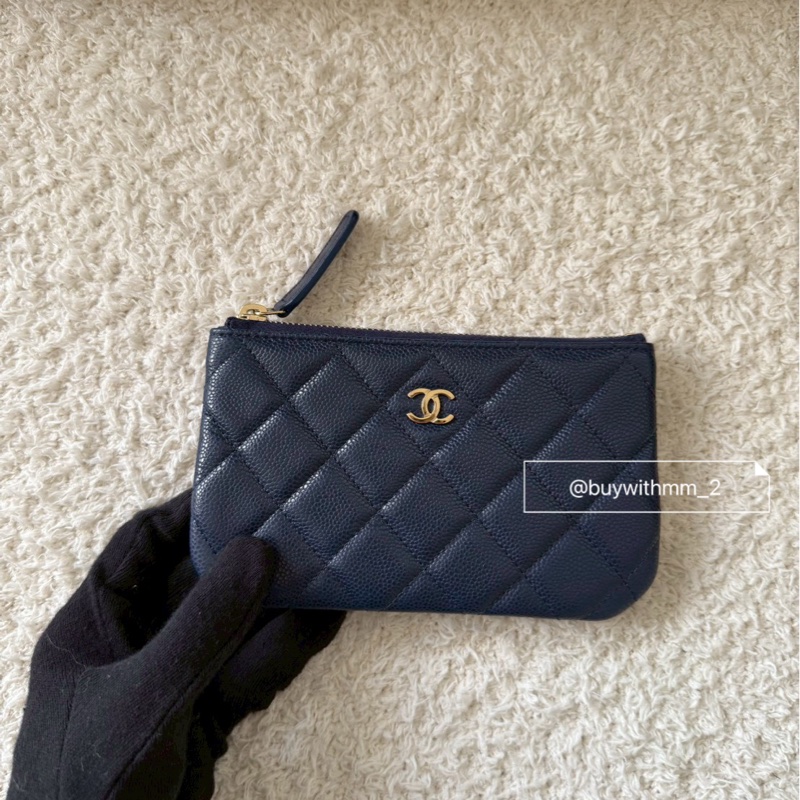 ⭐️賣場有滿額折扣⭐️香奈兒 深藍淡金釦一字拉鏈零錢包-1
