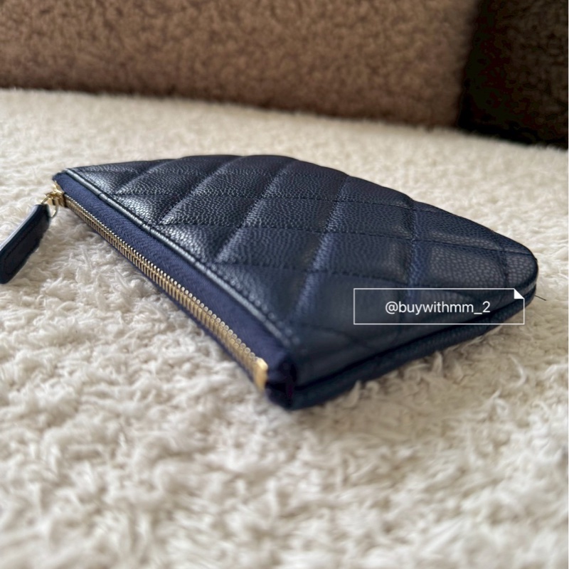 ⭐️賣場有滿額折扣⭐️香奈兒 深藍淡金釦一字拉鏈零錢包-3